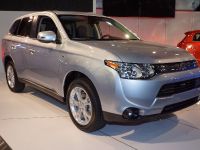 thumbnail image of Mitsubishi Outlander PHEV New York 2013